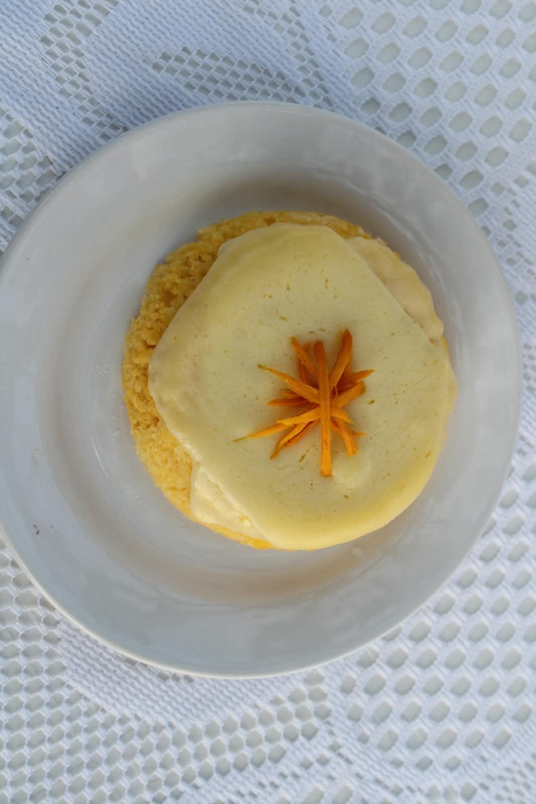 Bolo de milho servido no café regional